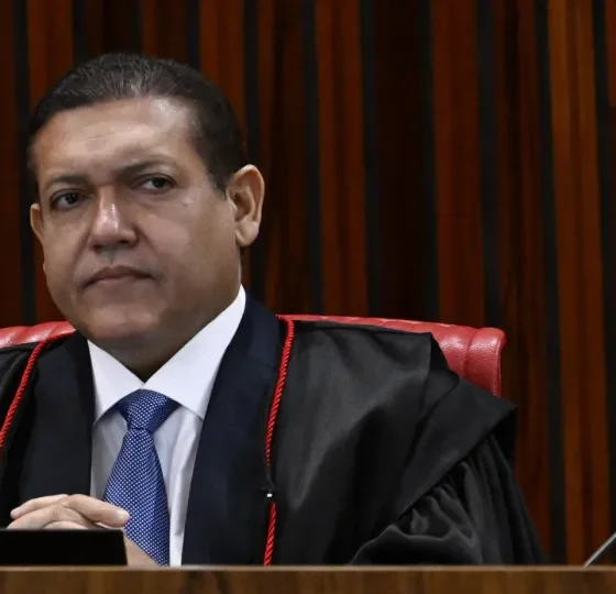 TSE: Kassio Nunes Marques Censura Canal de Janones e Analisa Responsabilidade Presidencial