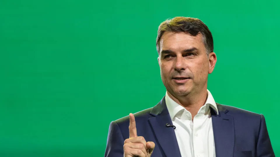 Flávio Bolsonaro Contesta Proibição de Bets pelo Governo Lula, Defendendo Segurança Jurídica e Regulamentação Flávio Bolsonaro Contesta Proibição de Bets pelo Governo Lula, Defendendo Segurança Jurídica e Regulamentação