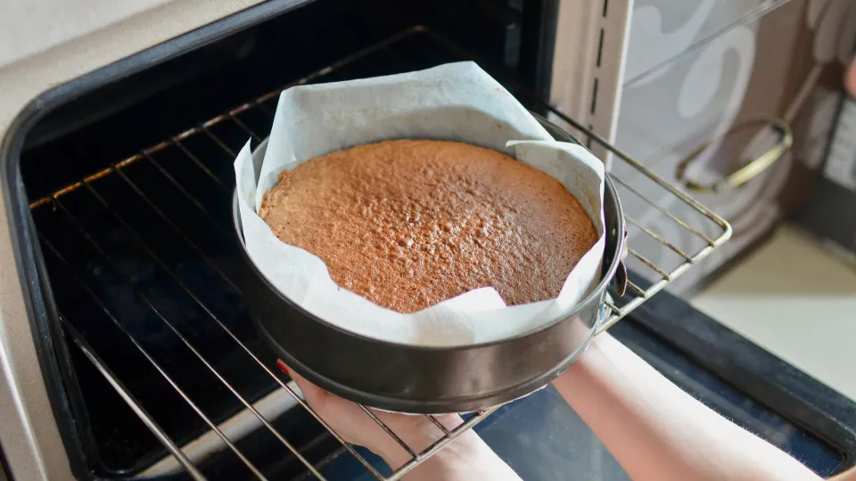 Desvendando os Mistérios do Bolo Perfeito: 3 Erros Comuns e Suas Soluções na Confeitaria