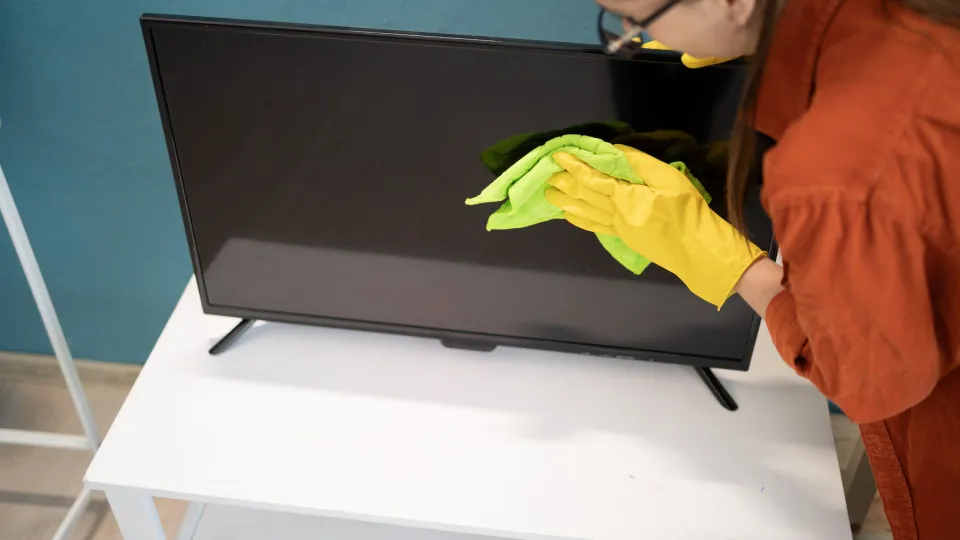 Mantenha Sua TV Impecável: 7 Dicas Essenciais para Limpar a Tela sem Riscos Mantenha Sua TV Impecável: 7 Dicas Essenciais para Limpar a Tela sem Riscos