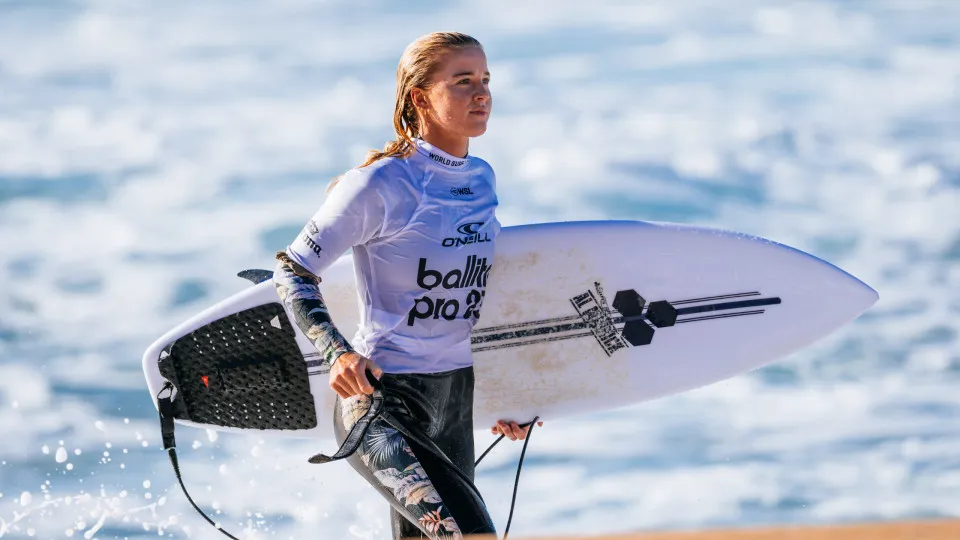 Surfista Alan Cleland Jr. Enfrenta Acusações Graves de Abuso Pela Ex-Namorada Noah Klapp
