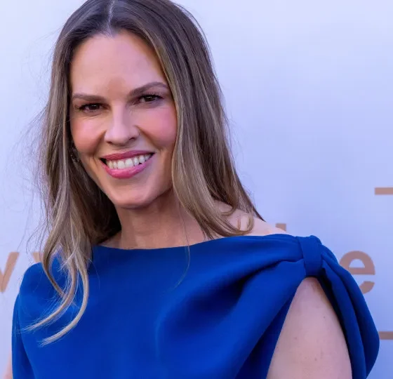 Hilary Swank Anuncia Gravidez do Terceiro Filho aos 52 Anos: Maternidade e Carreira de Sucesso