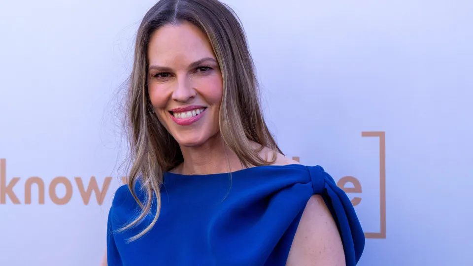 Hilary Swank Anuncia Gravidez do Terceiro Filho aos 52 Anos: Maternidade e Carreira de Sucesso Hilary Swank Anuncia Gravidez do Terceiro Filho aos 52 Anos: Maternidade e Carreira de Sucesso