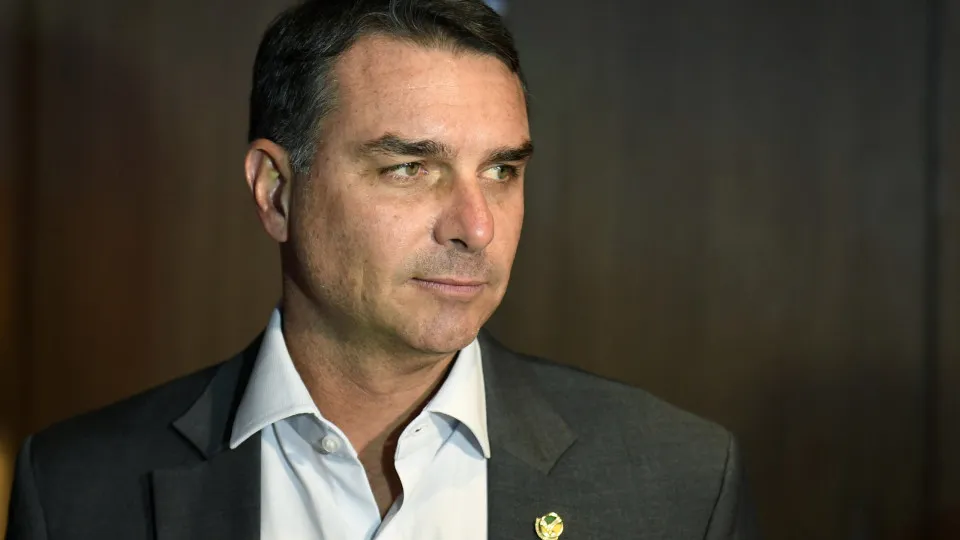 Flávio Bolsonaro e a PF: A Investigação sobre Bets e o Cenário Midiático de Esportes e Entretenimento