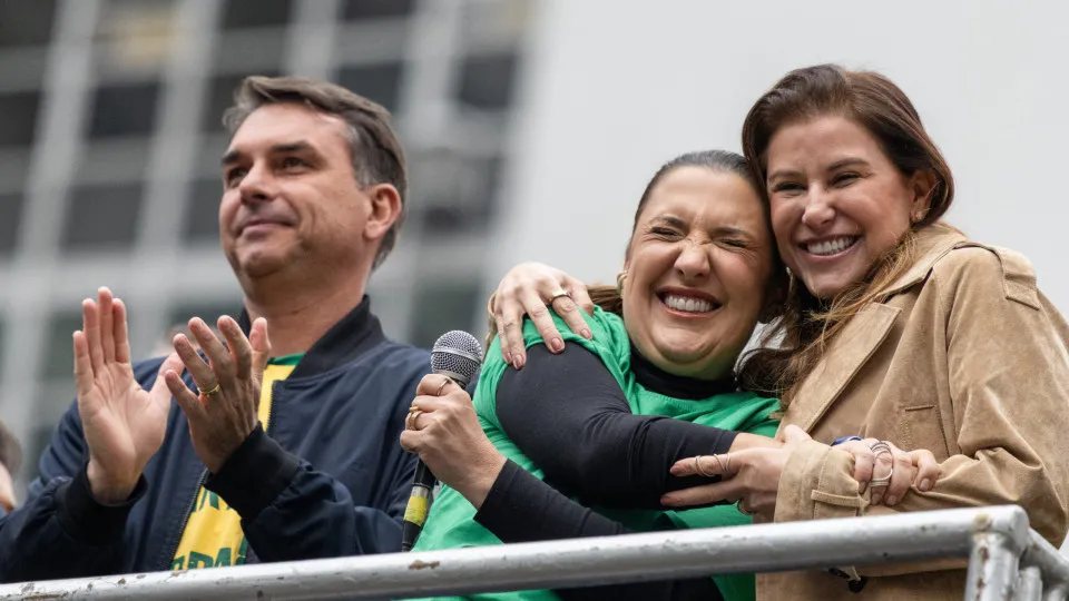 Coordenadora de Flávio Bolsonaro Propõe Substituição de Servidores por IA e Redução de Concursos