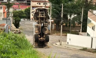 Incidente Inusitado: Caminhão de Areia Fica na Vertical Após Tombar em Ladeira de Pará de Minas, MG