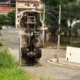Incidente Inusitado: Caminhão de Areia Fica na Vertical Após Tombar em Ladeira de Pará de Minas, MG