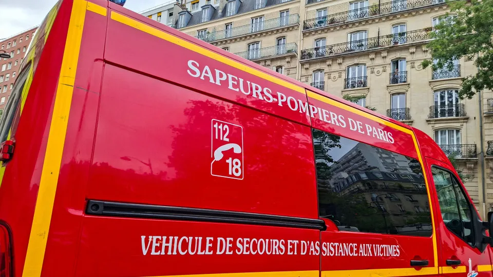 Tragédia nos Arredores de Paris: Ataque a Tiro Deixa Um Morto e Quatro Feridos