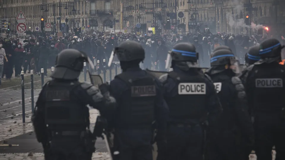 França: Mais de 1.300 Detenções em Sábado de Protestos Massivos Contra Reforma da Previdência