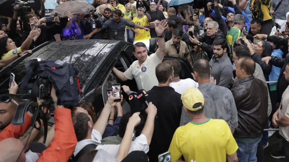 Flávio Bolsonaro Vota no Rio de Janeiro e Reforça Mensagem de ‘Mudança’