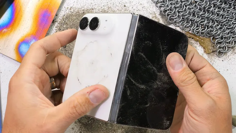 Durabilidade em Foco: Conceito de ‘iPhone Duo’ Falha em Teste de Resistência