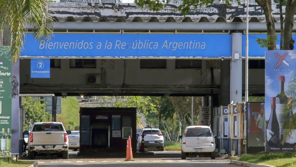 Flávio Bolsonaro: Detalhes da Viagem de Família em Voo Privado da Argentina ao Equador Flávio Bolsonaro: Detalhes da Viagem de Família em Voo Privado da Argentina ao Equador