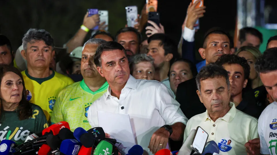 Flávio Bolsonaro: Da Evidência Política ao Recuo Estratégico Pós-Eleições de 2022 Flávio Bolsonaro: Da Evidência Política ao Recuo Estratégico Pós-Eleições de 2022