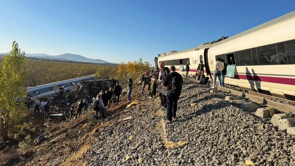 Tragédia Ferroviária na Espanha: Colisão de Trens Deixa 46 Mortos Tragédia Ferroviária na Espanha: Colisão de Trens Deixa 46 Mortos