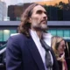 Russell Brand: Absolvição em Acusação de Atentado ao Pudor Reacende Debates no Entretenimento Global