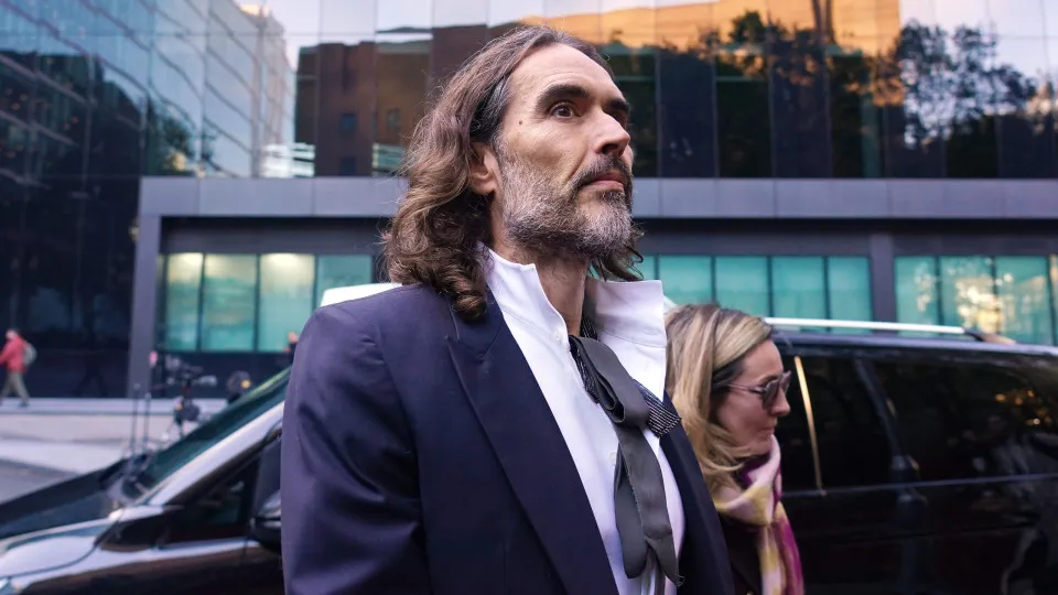 Russell Brand: Absolvição em Acusação de Atentado ao Pudor Reacende Debates no Entretenimento Global Russell Brand: Absolvição em Acusação de Atentado ao Pudor Reacende Debates no Entretenimento Global