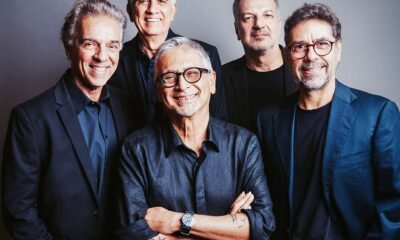 Zé Renato Canta a Essência da Bossa Nova: A Parceria Fundamental de Tom Jobim e Newton Mendonça em Destaque