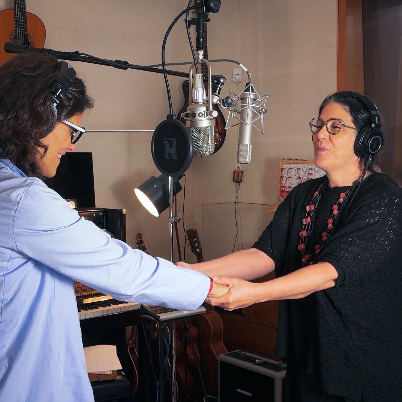Zélia Duncan e Mônica Salmaso: O Abraço Experimental de ‘Proposta para um Estado Crítico’ Zélia Duncan e Mônica Salmaso: O Abraço Experimental de ‘Proposta para um Estado Crítico’